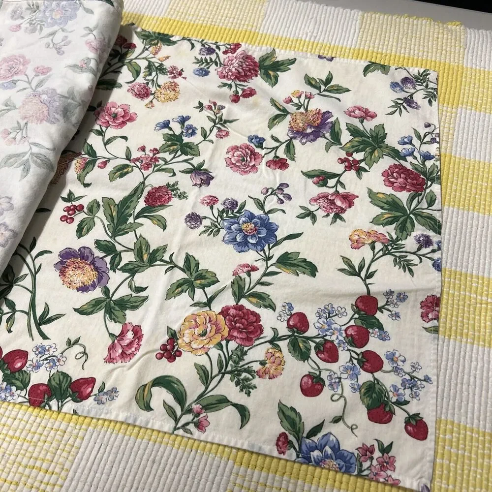 Vintage 1980s 1990s WILTON COURT floral print / strawberry Cotton Table Napkin
